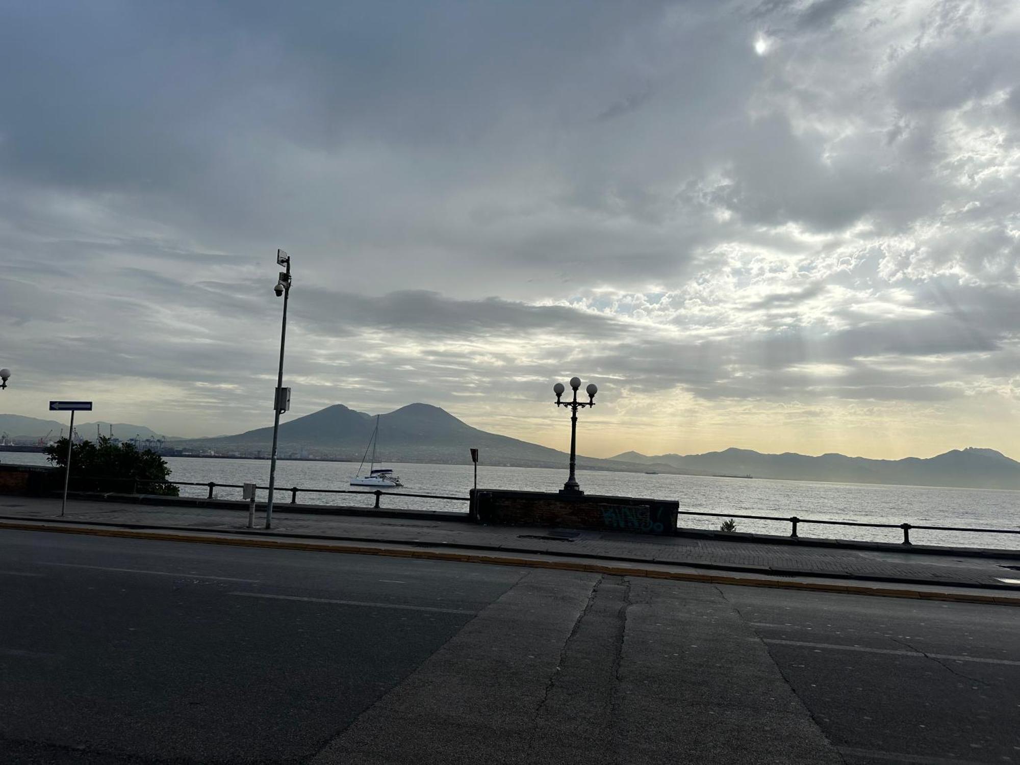 La Casa Di Sarah Aspetta Voi Apartment Napoli Bagian luar foto
