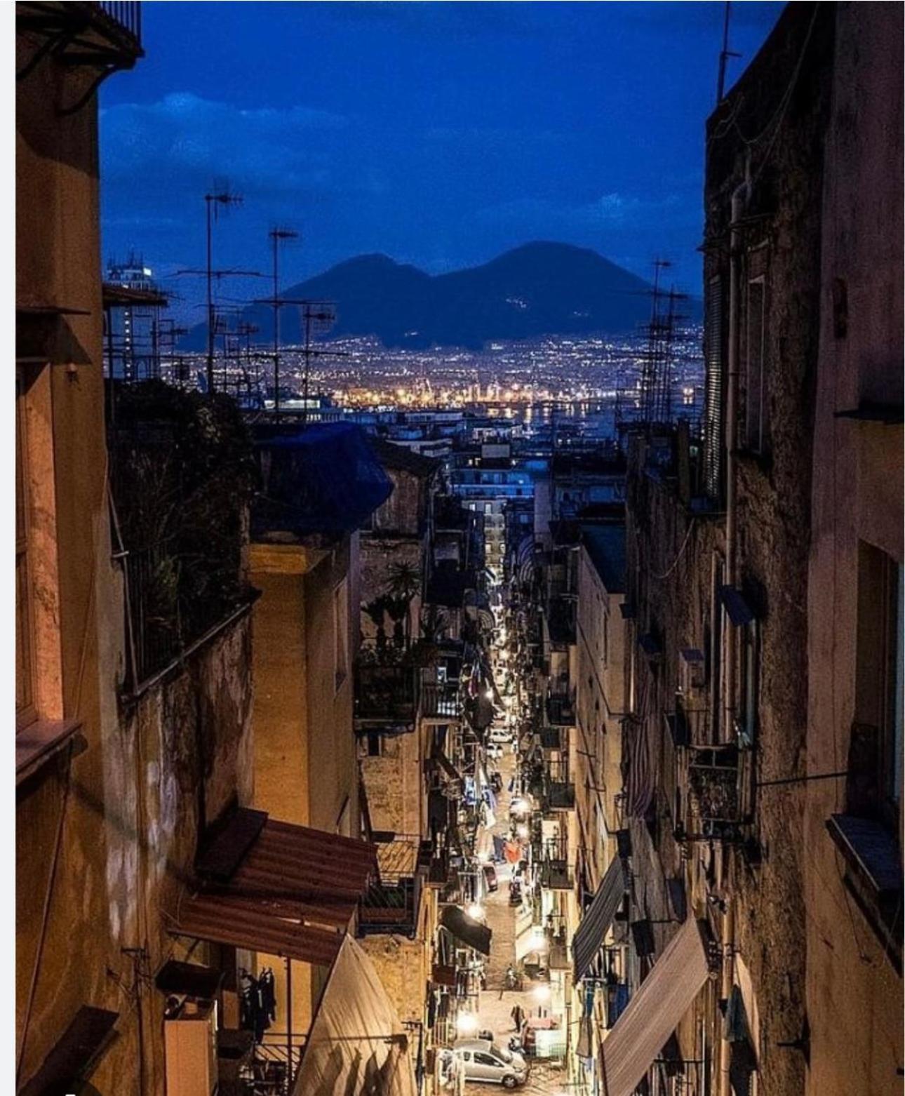 La Casa Di Sarah Aspetta Voi Apartment Napoli Bagian luar foto