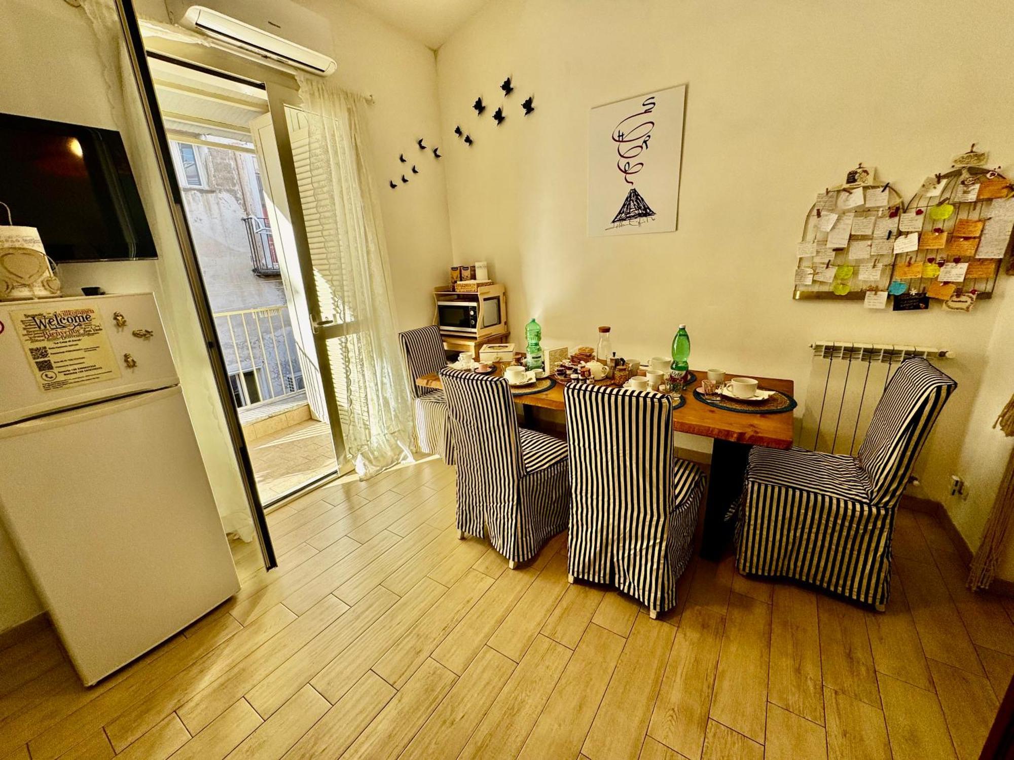 La Casa Di Sarah Aspetta Voi Apartment Napoli Bagian luar foto